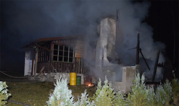 Půlnoční požár zničil chatu na Příbramsku