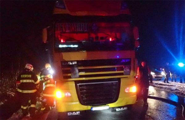 Požár nákladního automobilu u Věšína