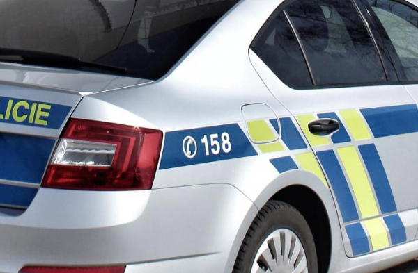Policisté zadrželi dvě podezřelé osoby, které položily betonové sloupky na kolejiště u Tochovic