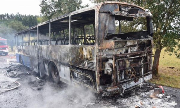 Požár zničil autobus na Příbramsku