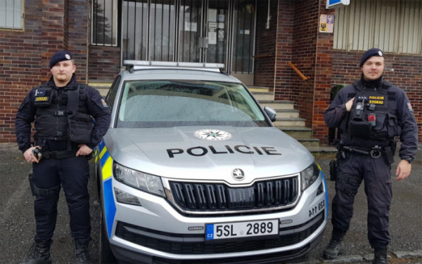 Policisté z Dobříše zachránili život ženě, která se doma dusila suchou vánočkou