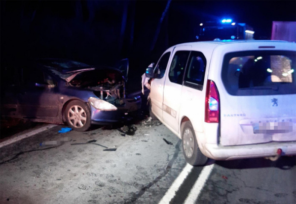 Při čelním střetu dvou osobních automobilů na Příbramsku se zranilo sedm osob