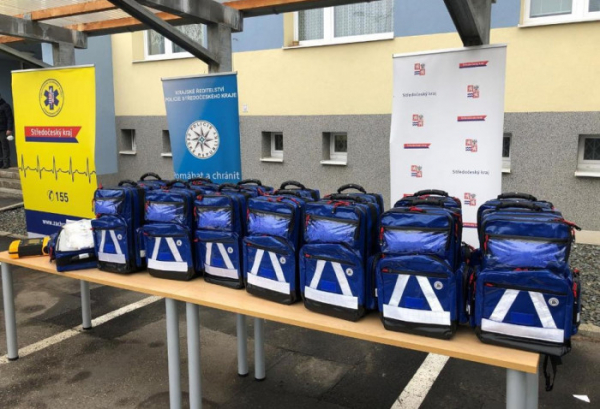 Kraj zakoupil středočeské policii zdravotnické batohy s defibrilátory