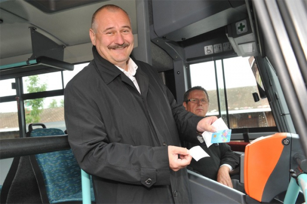 V autobusech hromadné dopravy na Příbramsku bude nově možné platit bezkontaktními platebními kartami