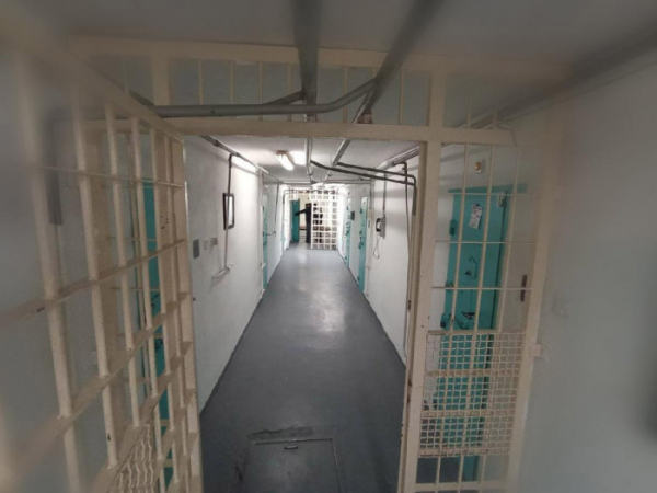 Žena zasílala svému příteli do příbramské věznice pervitin, nyní jim hrozí až pět let vězení