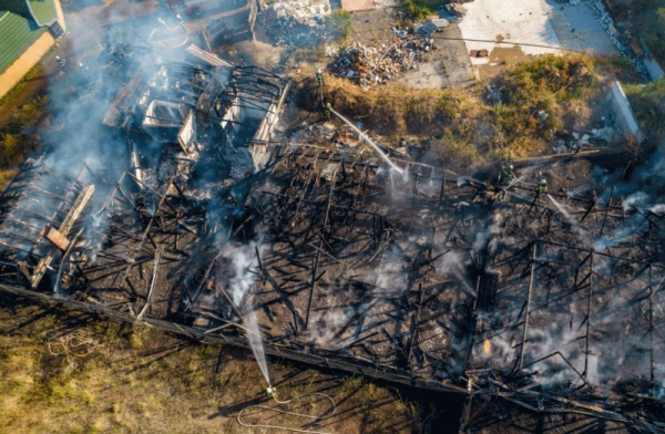 Na Příbramsku u Orlické přehrady shořela dřevěná restaurace, dvě osoby skončily v nemocnici