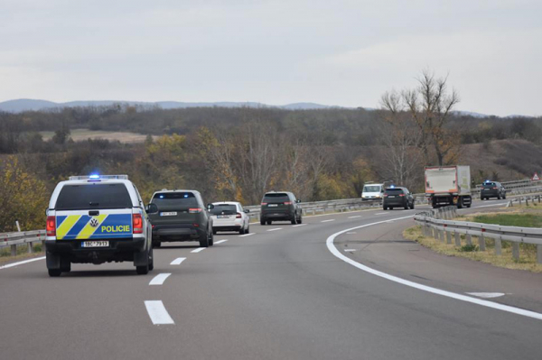 Policisté pronásledovali řidiče přes dva okresy, řítil se až 180 kilometrovou rychlostí